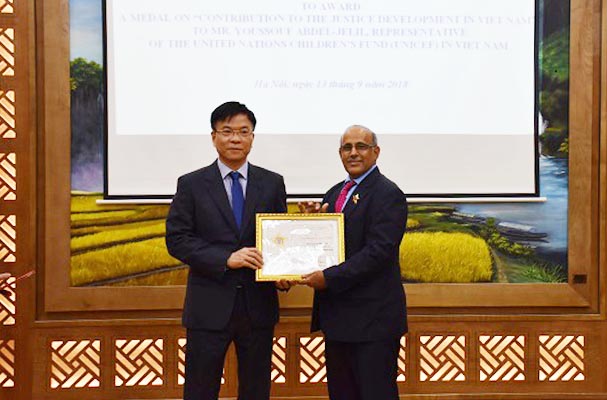 Bộ trưởng Bộ Tư pháp trao Kỷ niệm chương cho Trưởng đại diện UNICEF