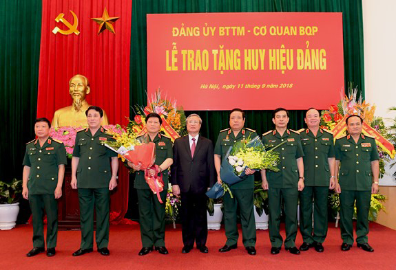 Trao tặng Huy hiệu Đảng cho Đại tướng Phùng Quang Thanh và Đại tướng Ngô Xuân Lịch