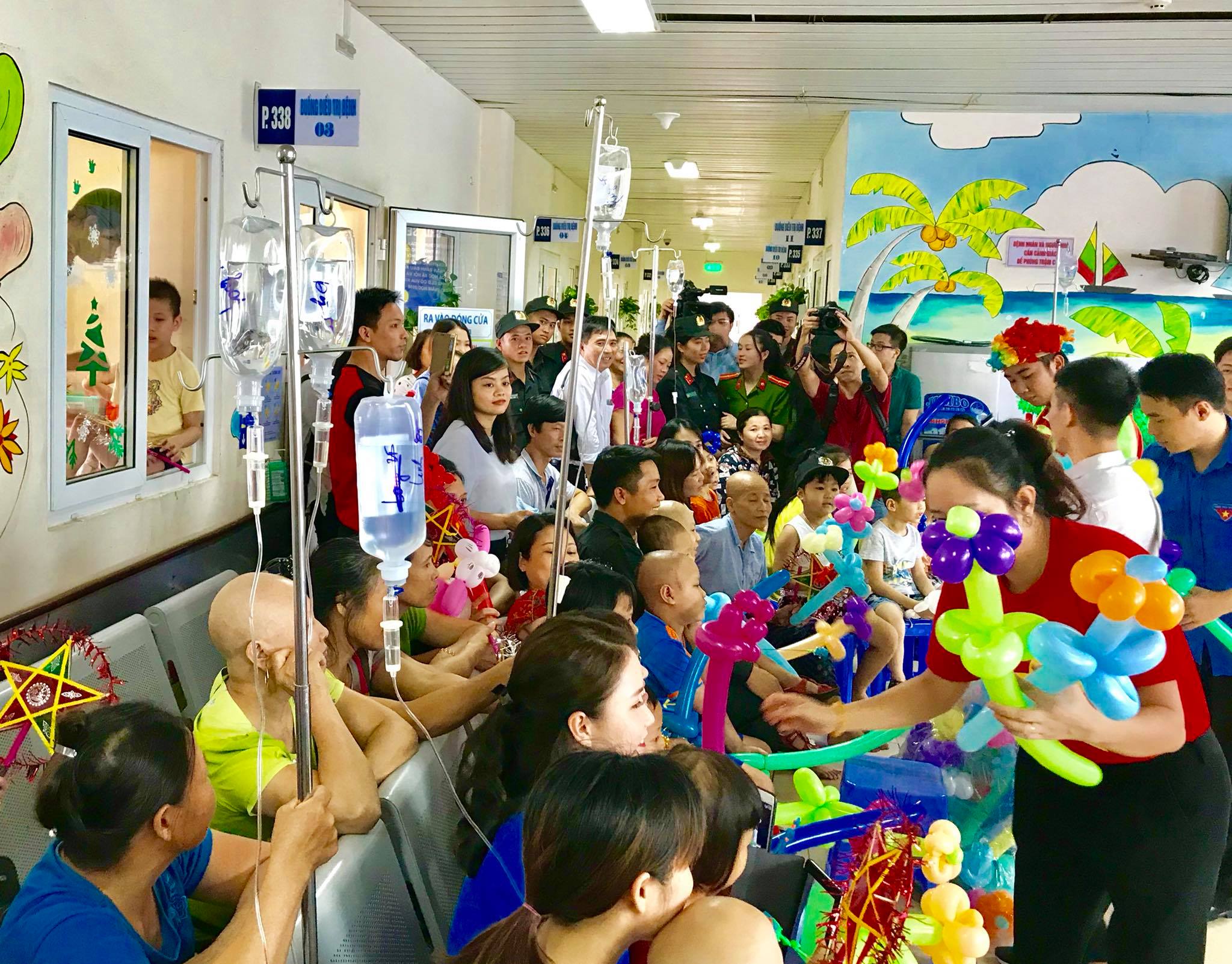 Mang Trung thu đến với các em nhỏ trên giường bệnh