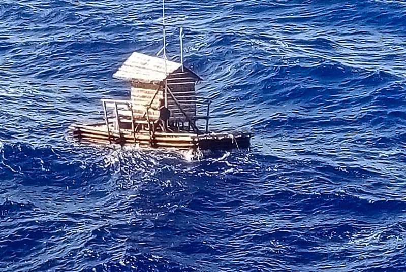 Indonesia Một thanh niên sống sót sau 49 ngày lênh đênh trên biển