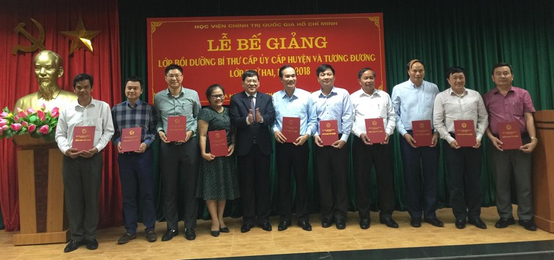 Bế giảng lớp thứ II bồi dưỡng cập nhật kiến thức đối với Bí thư cấp ủy cấp huyện và tương đương