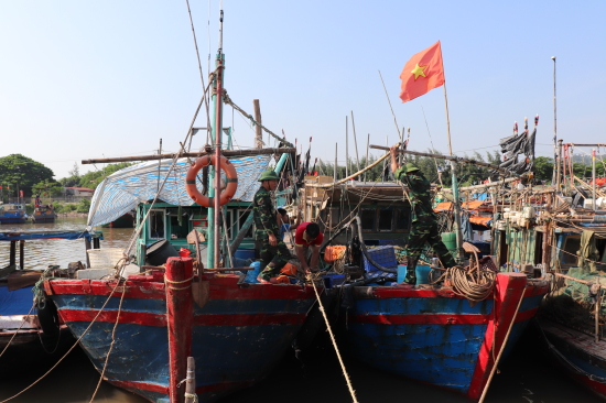 Bộ đội Biên phòng Hải Phòng phối hợp cùng nhân dân ứng phó với bão số 6