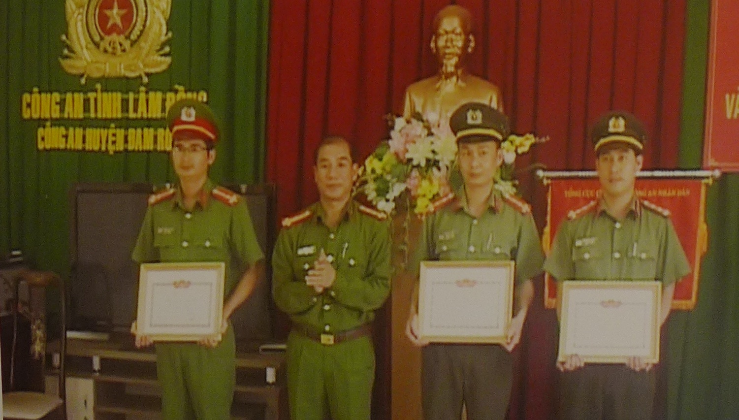 Phần thưởng cao quý nhất là sự tin yêu, mến phục của nhân dân