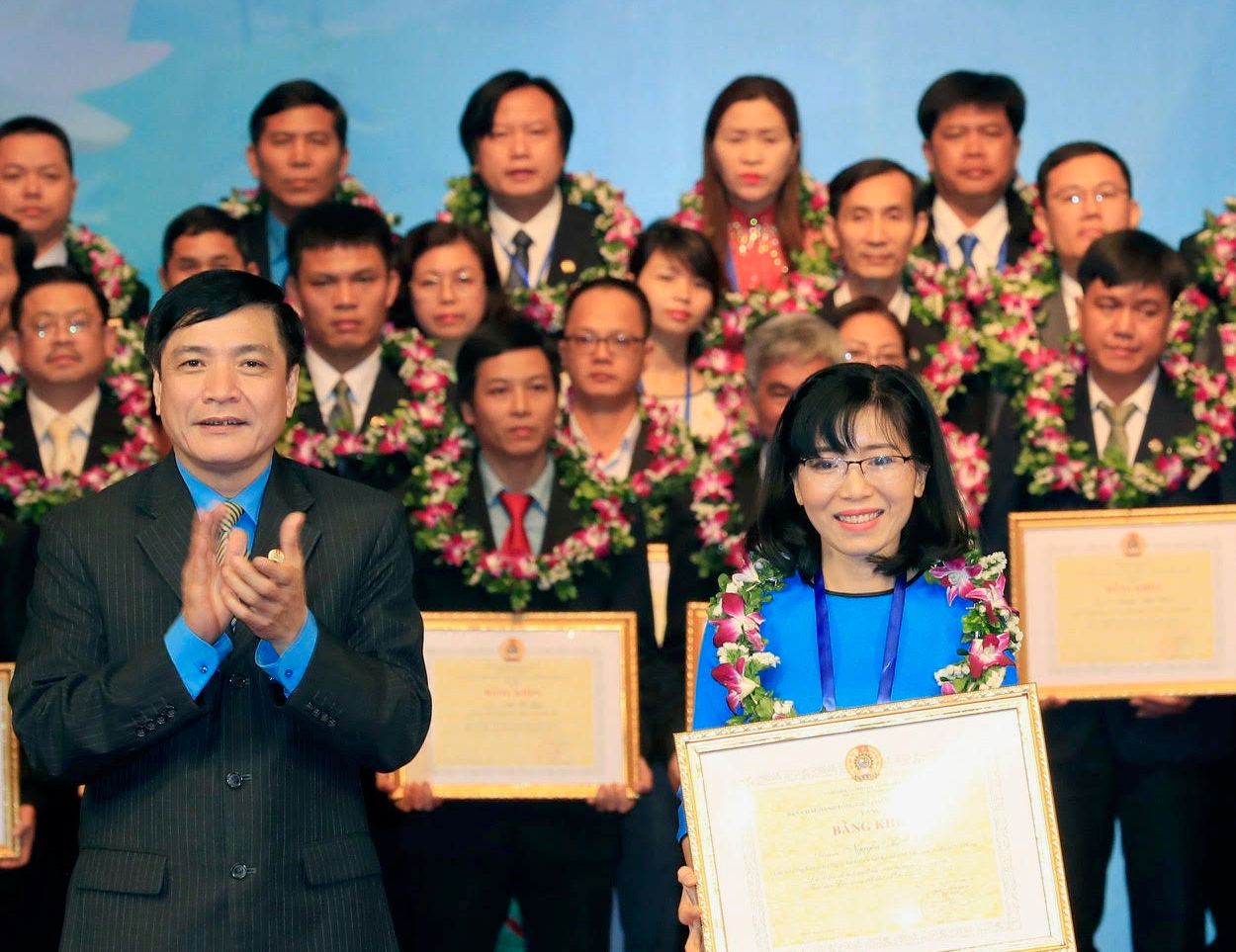 Tích cực xây dựng tổ chức công đoàn, tham gia xây dựng Đảng, chính quyền trong sạch, vững mạnh