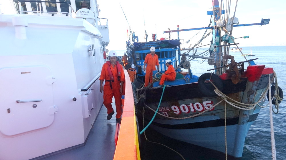 Ngư dân tàu cá ĐNa 90105 TS gặp nạn trên vùng biển Nam Hoàng Sa về đất liền an toàn