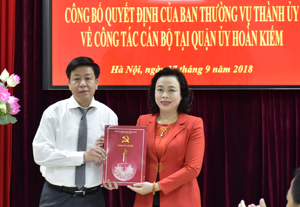 Phó Bí thư Thường trực Thành ủy Hà Nội Ngô Thị Thanh Hằng trao quyết định về công tác cán bộ