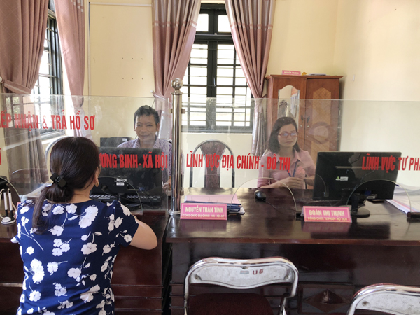 Phát huy dân chủ từ giám sát cải cách hành chính