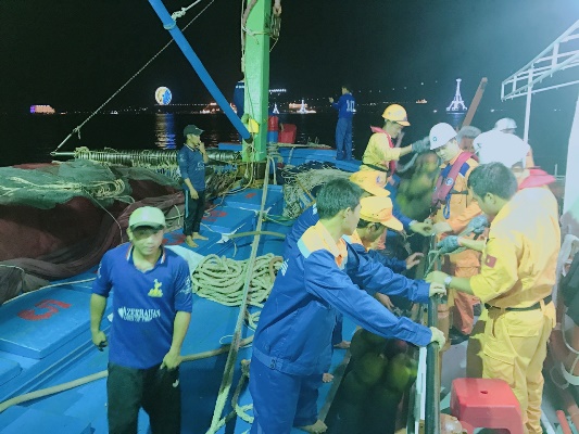 Cứu nạn thành công 15 thuyền viên tàu cá gặp nạn trên biển