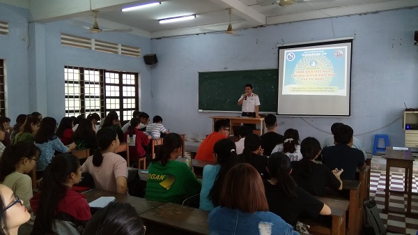 Tổ chức tuyên truyền biển, đảo cho tân sinh viên Đại học Khánh Hoà