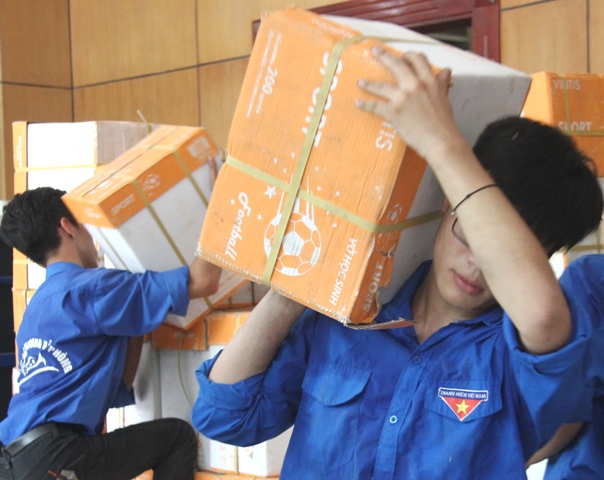 Một triệu cuốn vở tặng học sinh vùng lũ