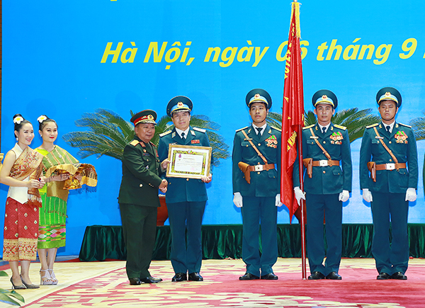 Quân chủng Phòng không Không quân đón nhận Huân chương của Cộng hòa Dân chủ Nhân dân Lào trao tặng
