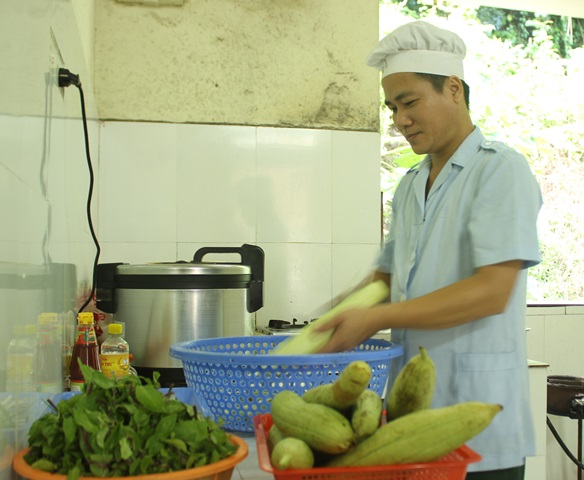 Chiến sĩ nuôi quân giỏi ở huyện đội Cát Hải, Hải Phòng