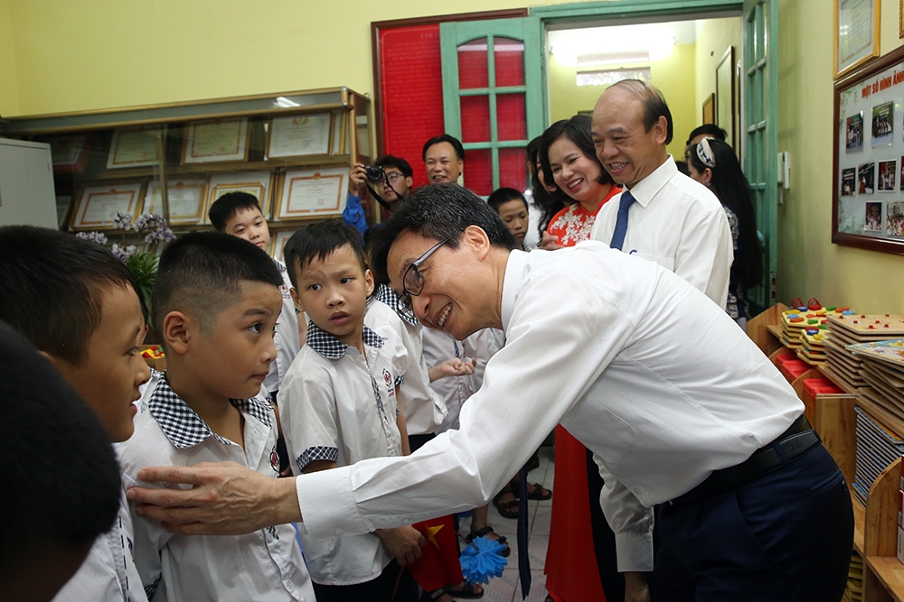 Phó Thủ tướng Vũ Đức Đam dự khai giảng tại Trường Tiểu học Thanh Trì Hà Nội