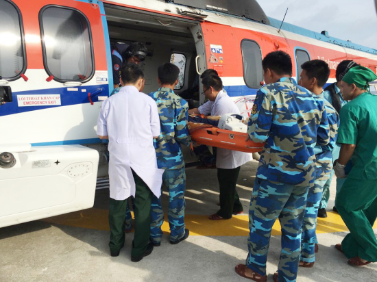 Trực thăng đưa ngư dân gặp nạn ở Trường Sa vào đất liền điều trị