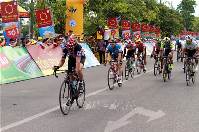 Giải xe đạp Quốc tế VTV Cúp Tôn Hoa Sen năm 2018 Vận động viên Jan Paul Morales về đích đầu tiên ở chặng 3