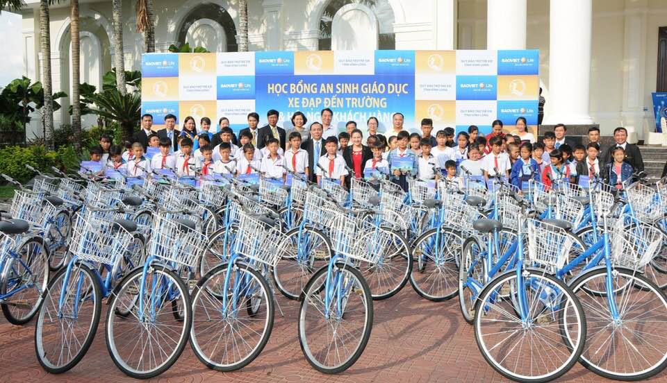 Trao tặng 50 xe đạp cho trẻ em hiếu học có hoàn cảnh khó khăn tại Vĩnh Long