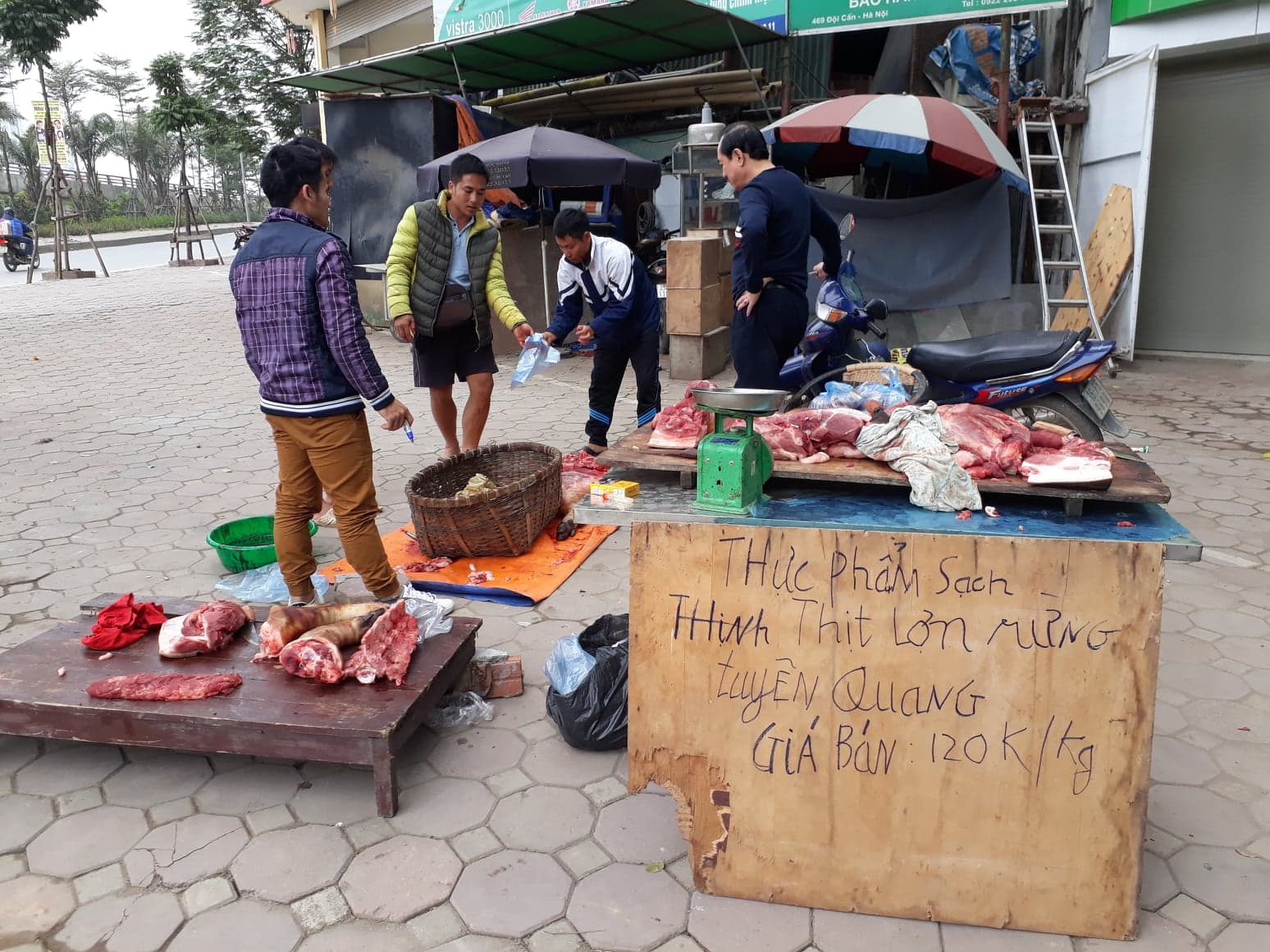 Thịt sạch … vỉa hè