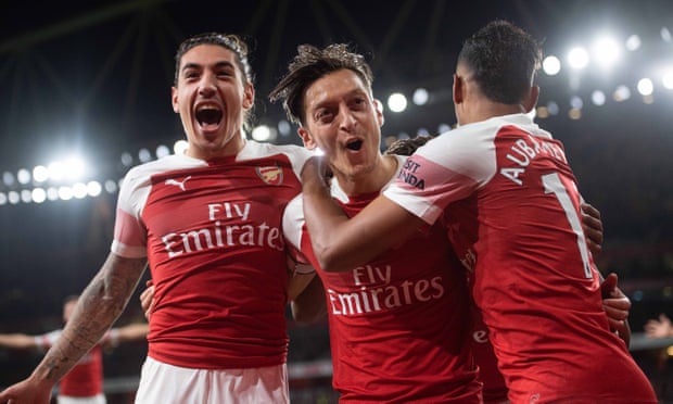 Oezil bùng nổ, Arsenal thắng 10 trận liên tiếp