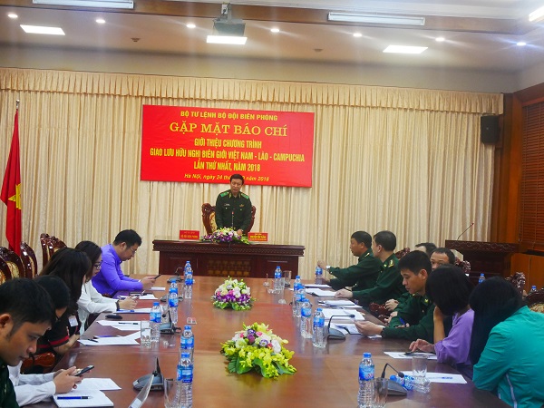 Trao tặng 20 học bổng “Nâng bước em đến trường”