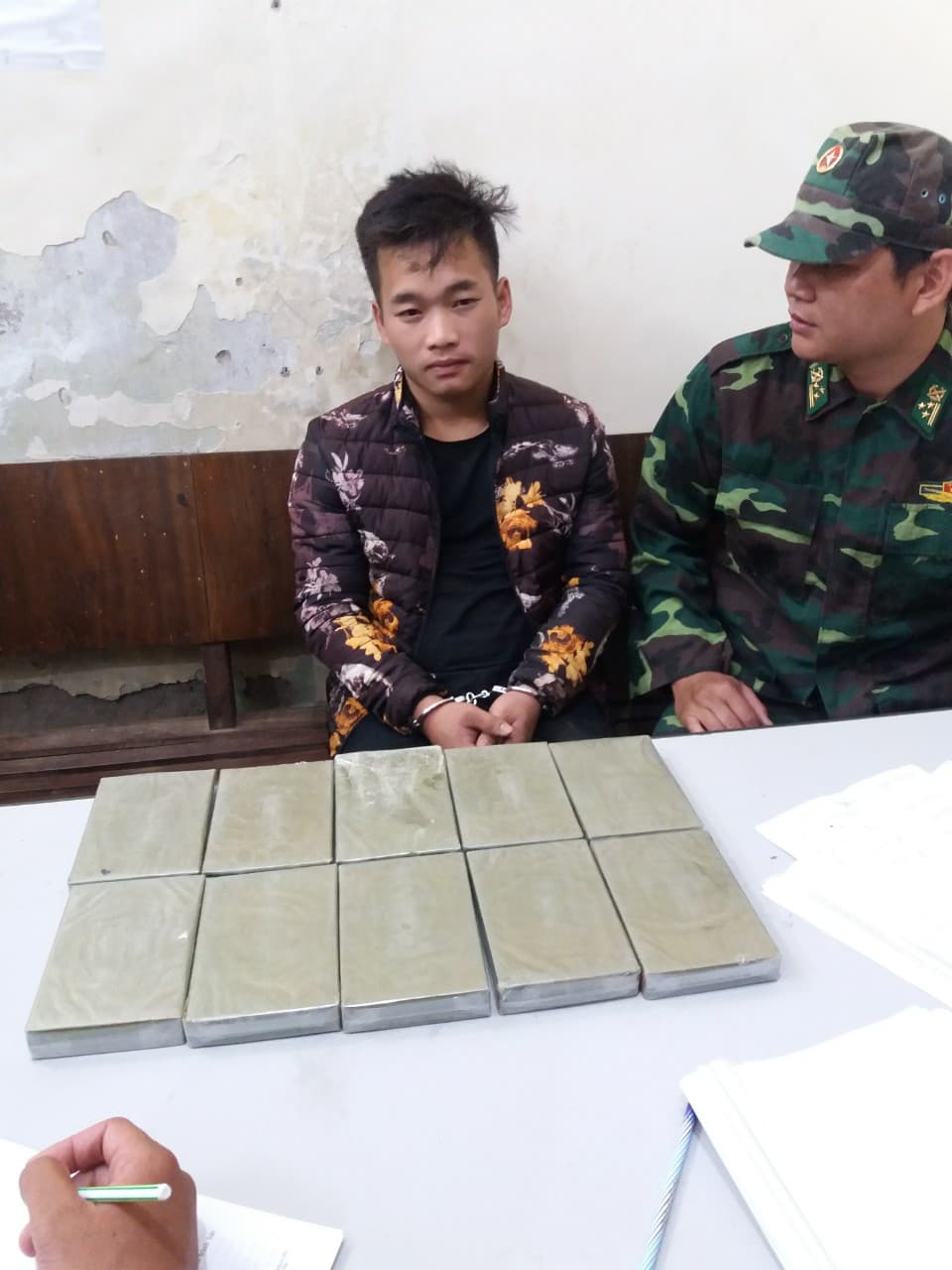 Sơn La Bắt đối tượng vận chuyển 10 bánh heroin