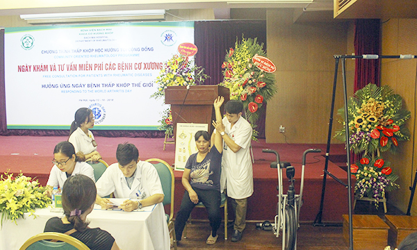 Bệnh viện Bạch Mai khám, tư vấn miễn phí bệnh cơ xương khớp cho người dân
