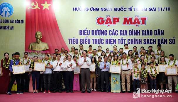Nghệ An Biểu dương 30 gia đình giáo dân thực hiện tốt chính sách dân số