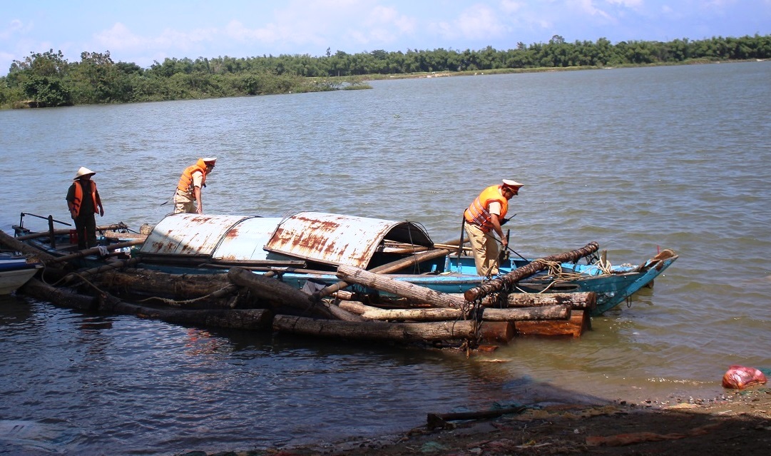Bị phát hiện, lâm tặc vứt gần 9 khối gỗ xuống sông Thu Bồn