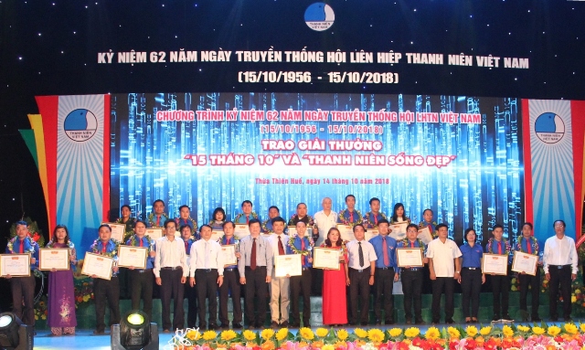 32 gương mặt tiêu biểu nhận giải thưởng “15 tháng 10” và “Thanh niên sống đẹp”