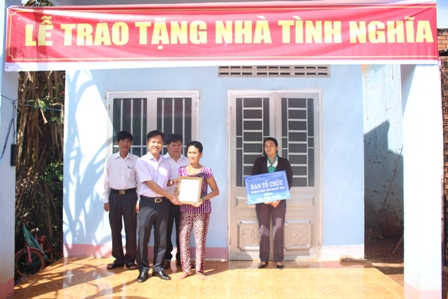 Chương trình “Màu hoa đỏ” tặng Nhà tình nghĩa cho gia đình chính sách