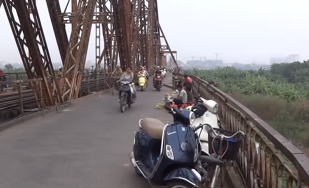 Cầu Long Biên hay là nơi họp chợ