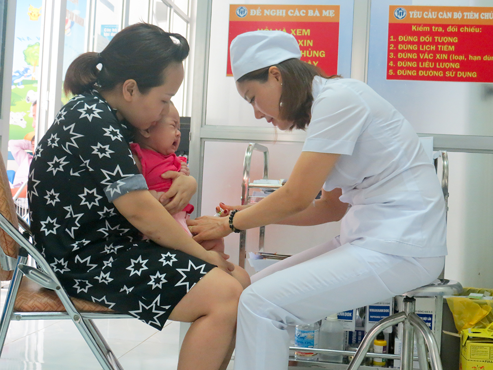 Đẩy mạnh tiêm chủng mở rộng bảo vệ sức khỏe trẻ em