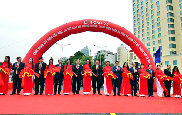 Thông xe cầu vượt 300 tỷ gần hồ Tây, Hà Nội