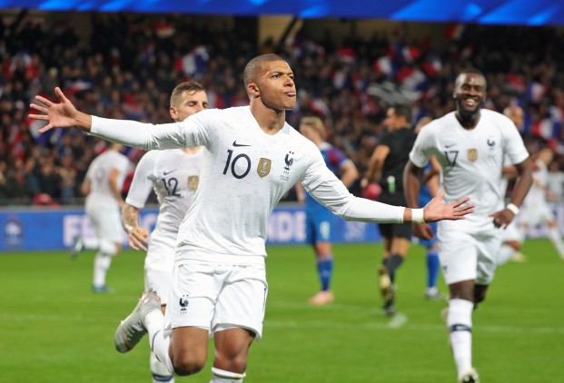 Mbappe tỏa sáng, Pháp thoát thua trên sân nhà