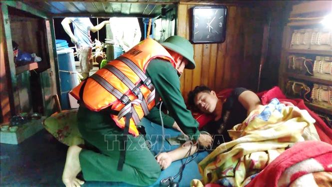 Quảng Bình Cứu nạn thành công tàu cá cùng thuyền viên gặp nạn trên biển