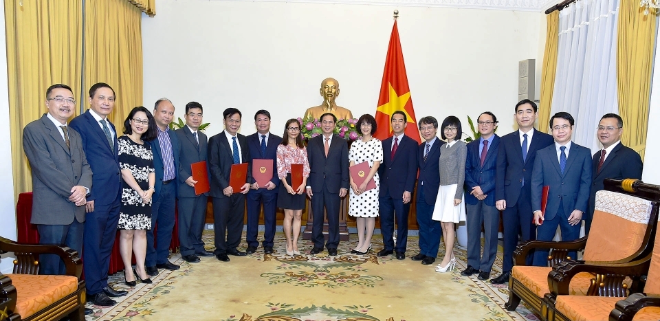 Trao quyết định bổ nhiệm, điều động cán bộ Bộ Ngoại giao