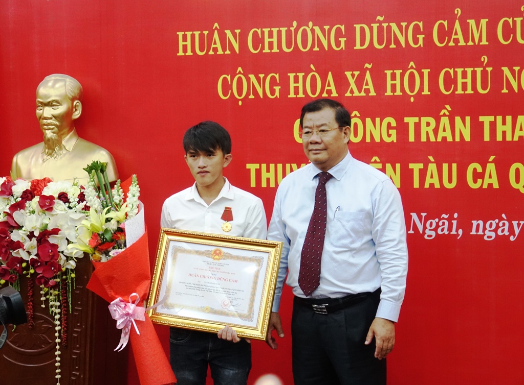 Trao tặng Huân chương Dũng cảm cho ngư dân trẻ