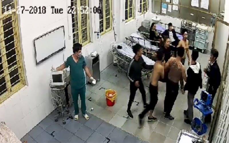Côn đồ truy sát bệnh nhân trong bệnh viện, đập phá thiết bị y tế