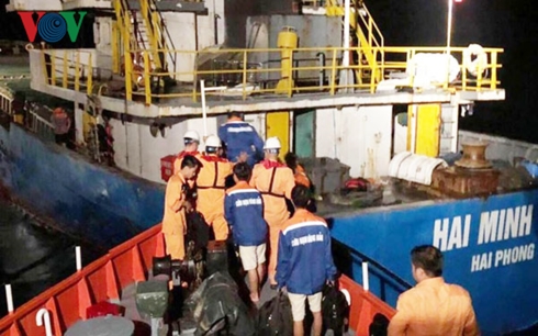 Cứu nạn thành công 3 thuyền viên rơi xuống biển