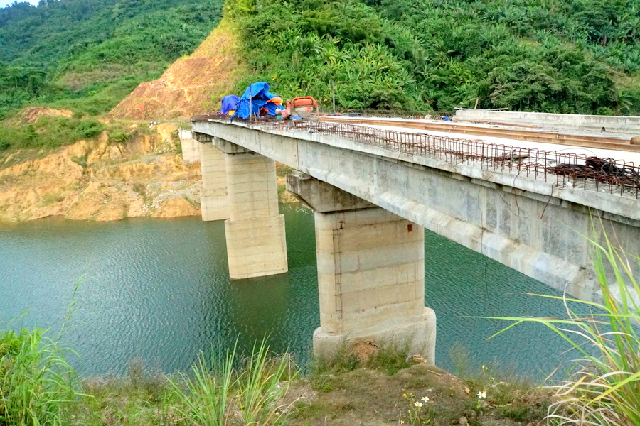 Vì sao cầu Khe Leng thi công kéo dài