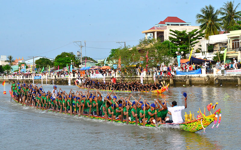 Đua ghe Ngo ở Trà Vinh thu hút đông đảo người xem