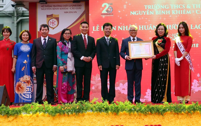 Trường THCS  THPT Nguyễn Bỉnh Khiêm đón nhận Huân chương Lao động hạng Nhì