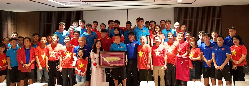 Động viên đội tuyển bóng đá Việt Nam trước trận đấu với Myanmar