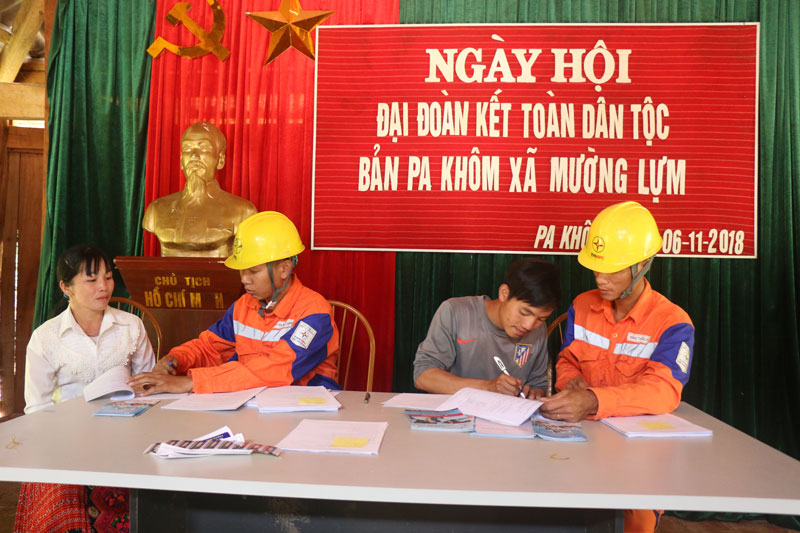 Đồng bào Mông bản Pa Khôm Sơn La đã được sử dụng điện lưới
