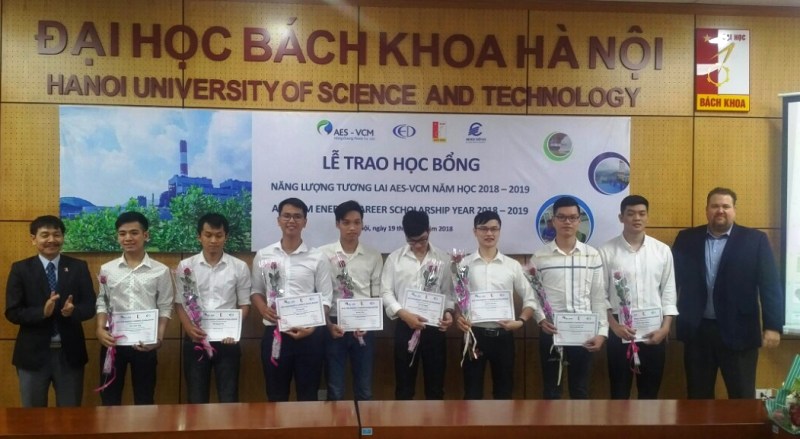 Trao tặng học bổng cho sinh viên xuất sắc ngành Điện