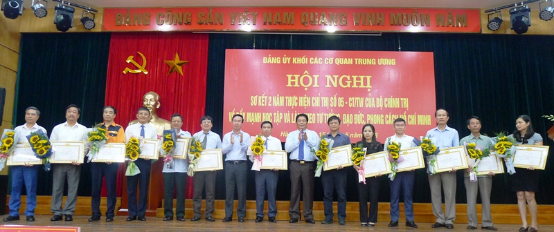 Những bông hoa đẹp trong vườn hoa thi đua Khối các cơ quan Trung ương