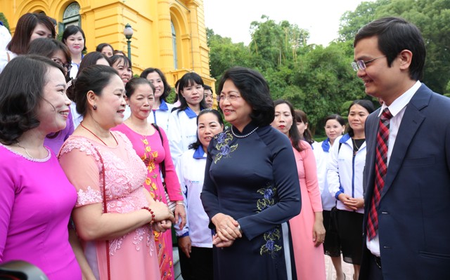 Phó Chủ tịch nước gặp mặt các thầy, cô giáo tiêu biểu dạy học sinh khuyết tật