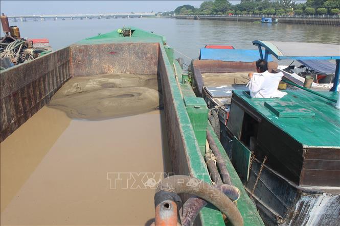Bắt quả tang vụ bơm hút, vận chuyển cát trái phép trên sông Đồng Nai