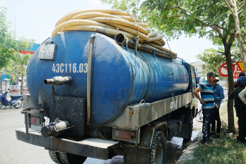Xử phạt gần 400 triệu đối với doanh nghiệp và tài xế xả cặn nhớt ra môi trường