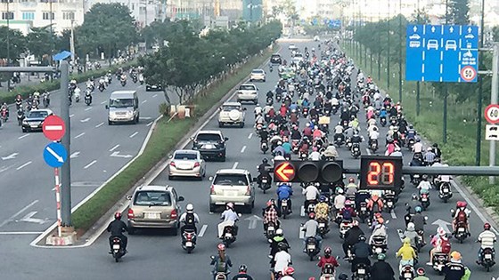 Chấn chỉnh tình trạng xe máy lưu thông trái phép vào làn đường ô tô tại TP Hồ Chí Minh