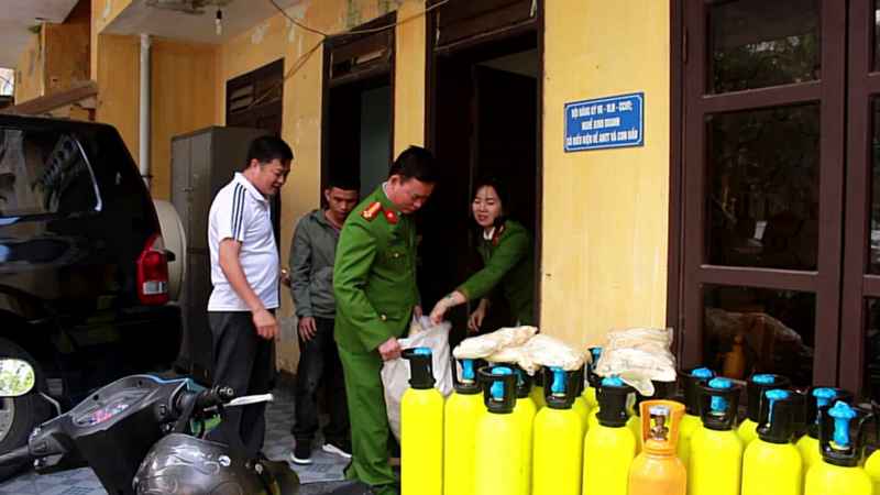 Bắt vụ mua bán trái phép vật tư sản xuất bóng cười